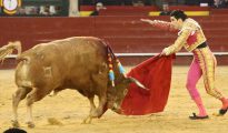 López Simón simula la suerte suprema con el toro que indultó