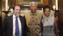 Nelson Mandela y su esposa con Nicky Oppenheimer, empresario criptojudío, dueño de la compañía minera Anglo American.