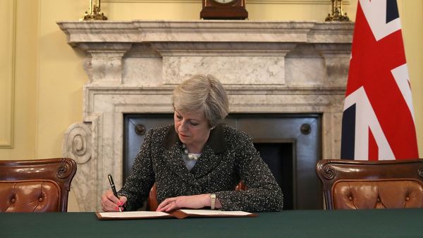 La primera ministra británica, Theresa May, firmó el martes la carta de salida de la UE 