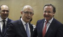 El ministro de Hacienda, Cristóbal Montoro, junto al consejero del ramo de Valencia Juan Carlos Moragues
