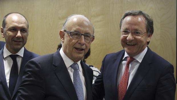 El ministro de Hacienda, Cristóbal Montoro, junto al consejero del ramo de Valencia Juan Carlos Moragues