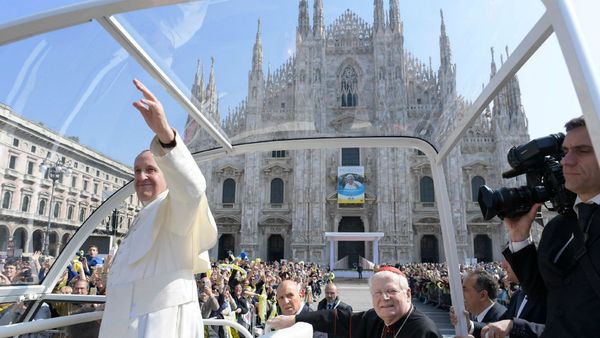 El papa Francisco frente al Duomo de Milán