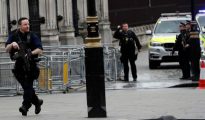 Policía en las afueras del Parlamento británico tras el atentado de este miércoles