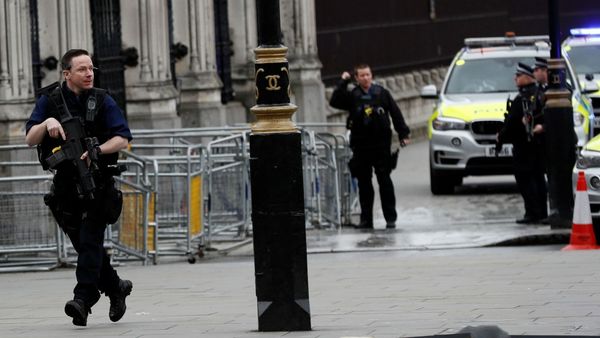Policía en las afueras del Parlamento británico tras el atentado de este miércoles