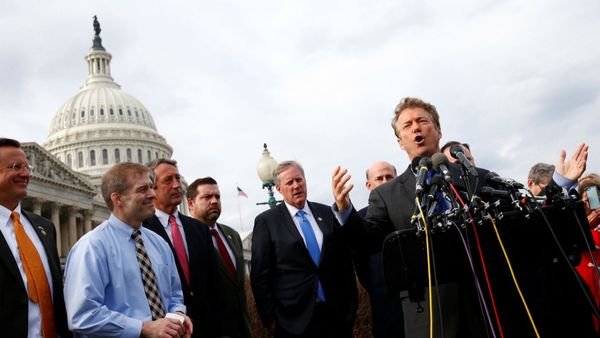 El senador Rand Paul junto con otros legisladores contrarios al proyecto de reforma presentado por los republicanos durante una conferencia de prensa en Washington 