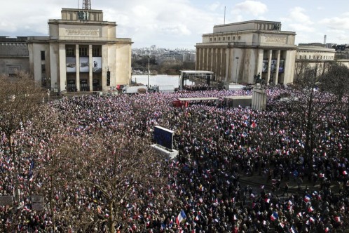 Miles de personas se han dado cita hoy en la plaza del Trocadero de París para apoyar a Francois Fillon. 
