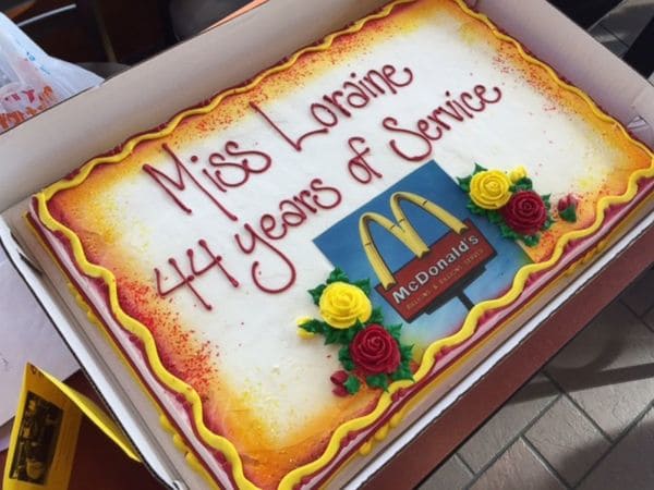 Los dueños de la franquicia y los compañeros de trabajo celebraron los 44 años de empleo de Miss Loraine.
