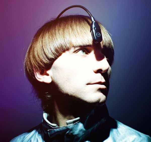 Neil Harrison nació daltónico. Con este implante que lo convirtió en el primer cyborg legalmente reconocido, puede identificar los colores como sonidos.