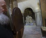 Un clérigo griego ortodoxo, fotografiado delante de la tumba de Jesucristo, en la Iglesia de la Santa Sepultura