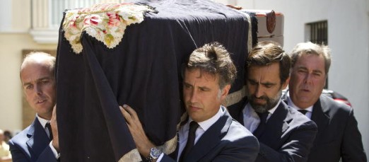 Hijos de Ruiz Mateos trasladan su féretro el día de su funeral.
