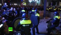 La Policía holandesa usa bastones, perros y cañones de agua para poner coto a unos disturbios registrados el 11 de marzo de 2017, cuando hordas pro Erdogan protestaron violentamente en Róterdam cuando el Gobierno neerlandés vedó la entrada en el país a ministros turcos que pensaban participar en mítines políticos en los Países Bajos. (Imagen de un vídeo de RT).