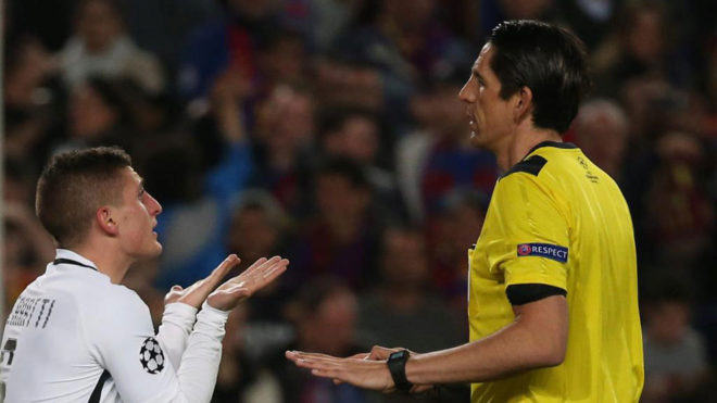 Verratti protesta una decisión a Aytekin, que le pide calma