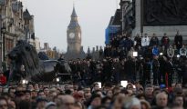 Una multitud participa en Londres de la vigilia por las víctimas del atentado