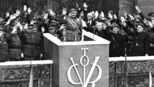 Franco preside el desfile de la victoria de las tropas nacionales contra el ejército rojo.