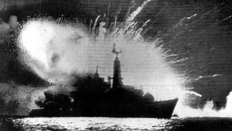 Una bomba estalla en la fragata británica «Antelope» en la guerra de las Malvinas.
