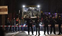El autocar del Dortmund, custodiado por la policía tras el ataque sufrido