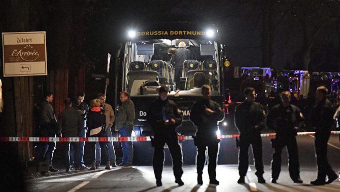 El autocar del Dortmund, custodiado por la policía tras el ataque sufrido