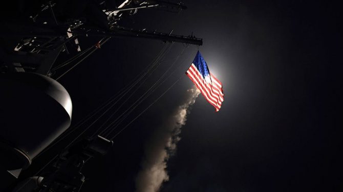 Imagen del bombardeo de Estados Unidos a la base militar siria 