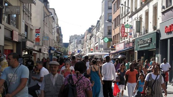Una calle de un suburbio de París de los llamados “sensibles” . ¿Una imagen del “gran reemplazo”?