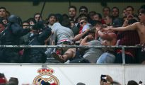 Policías españoles cargan contra aficionados del Bayern en el Bernabéu