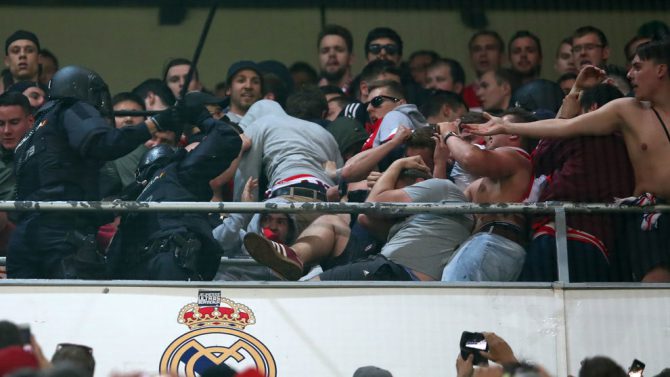 Policías españoles cargan contra aficionados del Bayern en el Bernabéu 