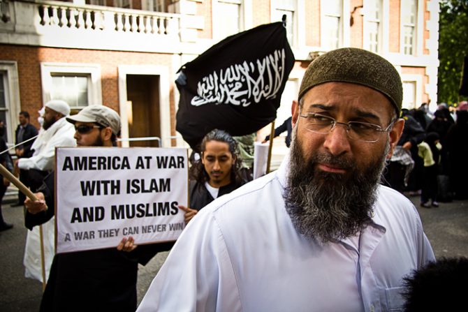 Anjem Choudary, un clérigo musulmán radical, fue sentenciado el año pasado por un tribunal británico a cinco años y medio de prisión por alentar a la gente a unirse al Estado Islámico. (Imagen: Dan H/Flickr).