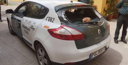 Estado en el que quedó un coche de la Guardia Civil tras ser atacado con piedras y ladrillos (Foto El Mundo)