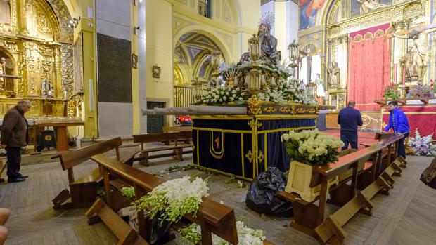 Cofrades de la Virgen de las Angustias preparan el paso antes de salir en la procesión del Encuentro