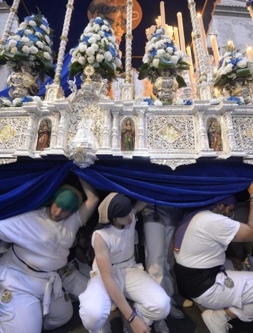 Los costaleros de la Virgen, ayer, en Madrid