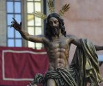 Precesión de la Cofradía de Jesús Resucitado en Sevilla