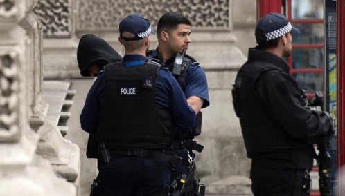 Policías detienen a un hombre tras un incidente en Westminster, Londres, Reino Unido, ayer 