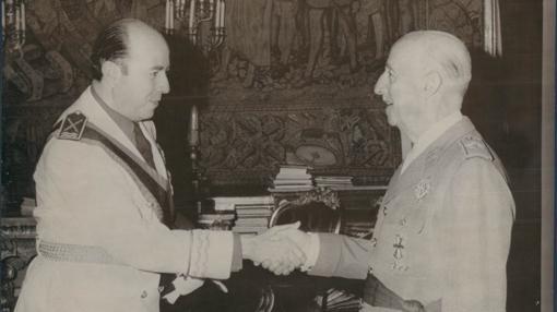 Francisco Franco saluda al entonces Gobernador de Sevilla, José Utrera Molina