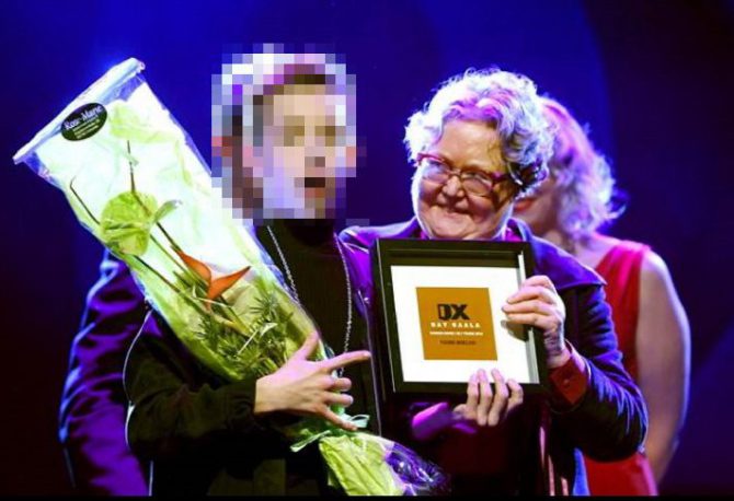 El obispo de Helsinki dando el "premio" al "gay del año", un menor.