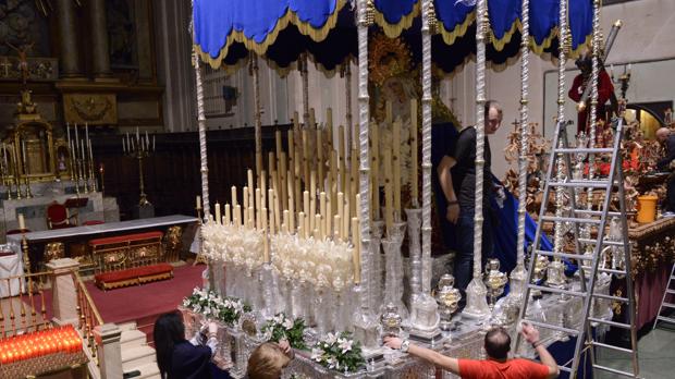 Preparación de uno de los pasos de la Hermandad de los Gitanos, antes de la última Semana Santa Preparación de uno de los pasos de la Hermandad de los Gitanos, antes de la última Semana Santa