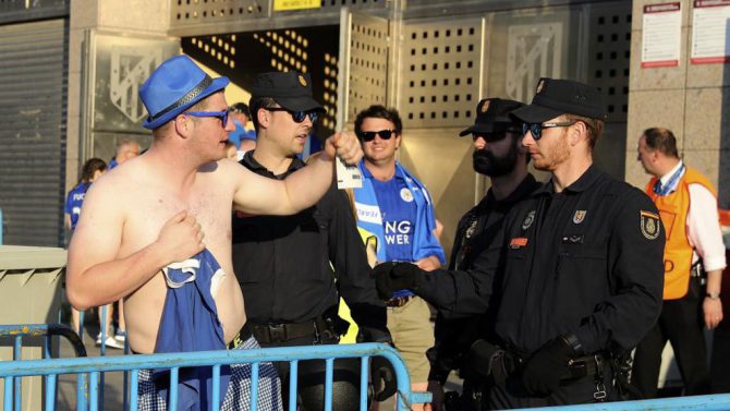 Aficionados del Leicester antes del encuentro