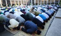 Un grupo de musulmanes reza en la mezquita de Regent's Park en Londres