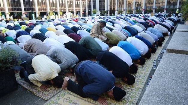 Un grupo de musulmanes reza en la mezquita de Regent's Park en Londres