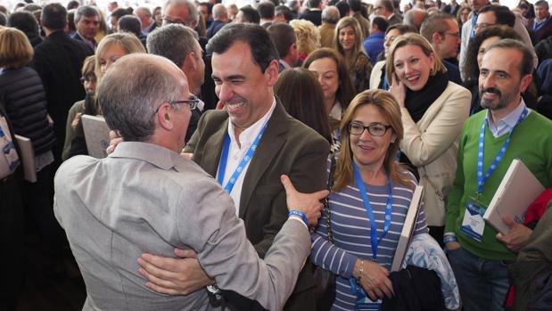 Martínez Maillo dsaluda a Javier Iglesias a su llegada al Congreso regional del PP de Castilla y León