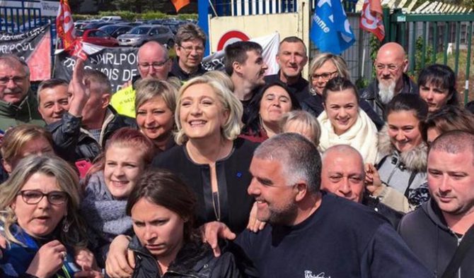La líder del Frente Nacional, Marine Le Pen, en la fábrica de Amiens, en el norte de Francia, hoy. 