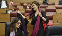 Imagen de la consellera de Sanidad, Carmen Montón, en las Cortes Valencianas, junto a Mónica Oltra.