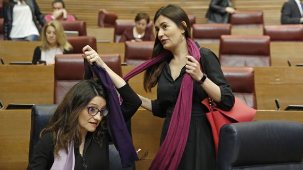 Imagen de la consellera de Sanidad, Carmen Montón, en las Cortes Valencianas, junto a Mónica Oltra.