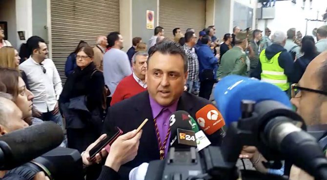 Óscar Bermán atendiendo a los muchos medios desplazados hasta Palafolls.