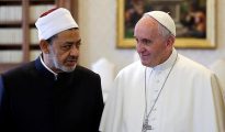 El Papa Francisco junto a Sheikh Ahmed Mohamed el-Tayeb, imán egipcio de la mezquita de Al-Azhar. Mientras el primero reclama la acogida de refugiados musulmanes en Europa, el egipcio le dice a los cristianos que abandonen Egipto si no están conforme con las normas islámicas imperantes.