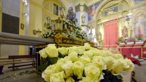 El paso es engalanado con rosas y orquídeas