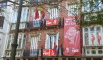 El PSOE de Navarra coloca la bandera republicana en su sede