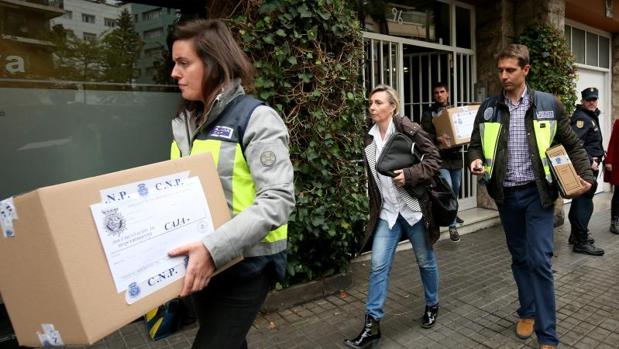 Investigadores policiales salen de la residencia de Jordi Pujol tras investigarla 