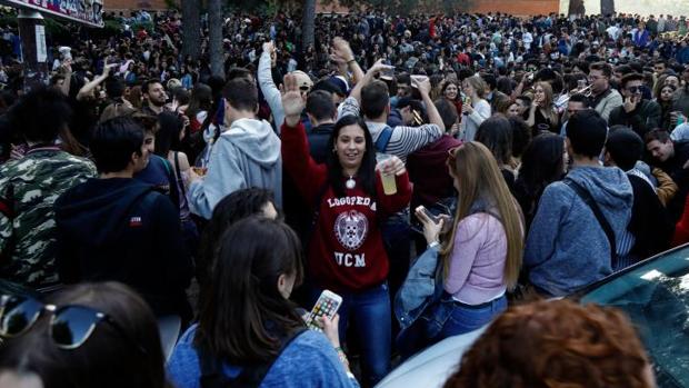 Miles de jóvenes se congreraron ante la Facultad de Filología, frente al Paraninfo