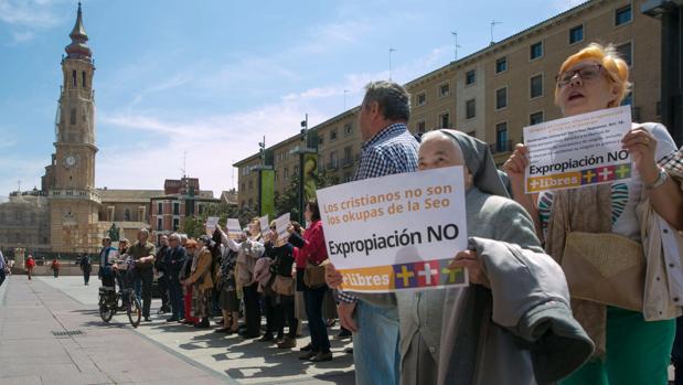 Esta mañana, cientos de personas se han concentrado ante el ayuntamiento de Zaragoza