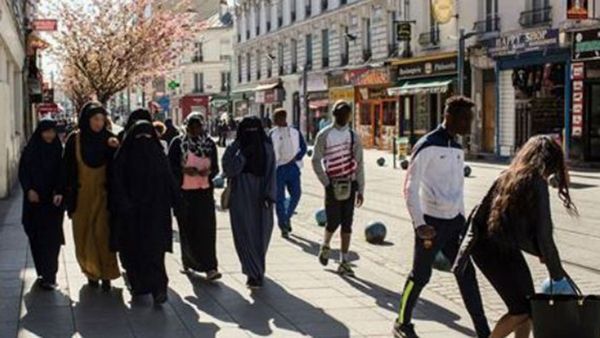 Otra imagen de un suburbio parisino que causó polémica