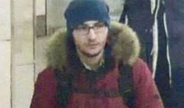 Una captura de la cámara de seguridad del metro de San Petersburgo muestra al terrorista momentos antes de perpetrar el ataque